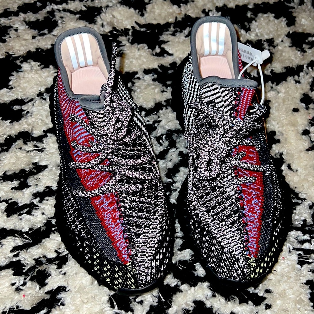 YEEZY BOOST 350 V2 REFLECTIVE
"Yecheil" Mens(7) Womens(8)
